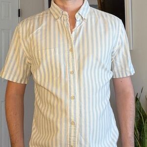 Faherty Blue and White Candy Stripe Short Sleeve Linen Shirt. Size Medium